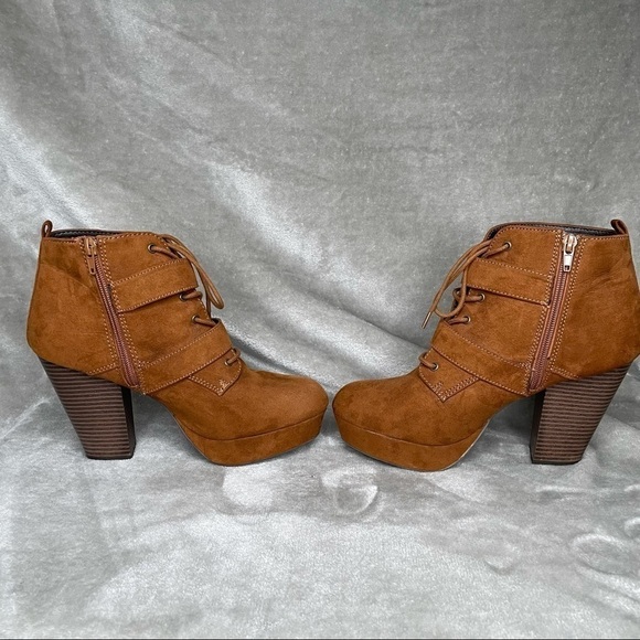 Report Stacked Heel Lace Up Bootie Double Buckle Cognac Faux Suede Size 8.5 - Picture 7 of 11